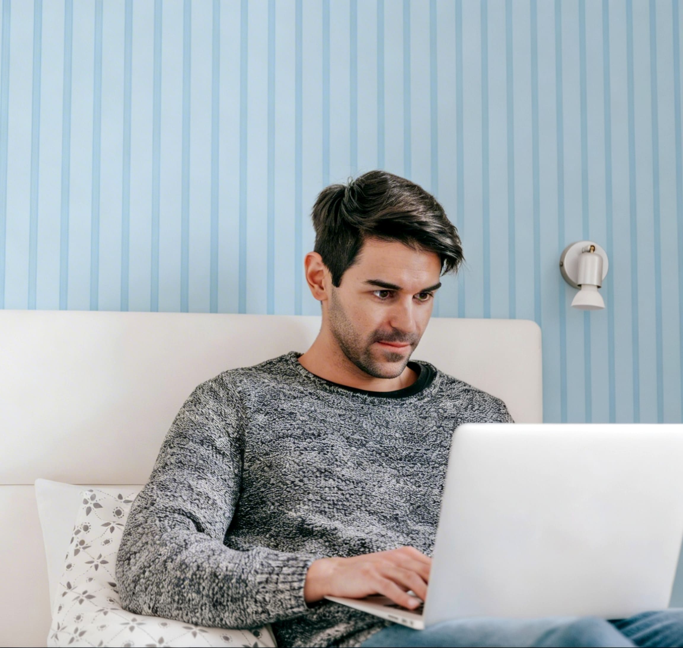 Homem fazendo cálculos no laptop