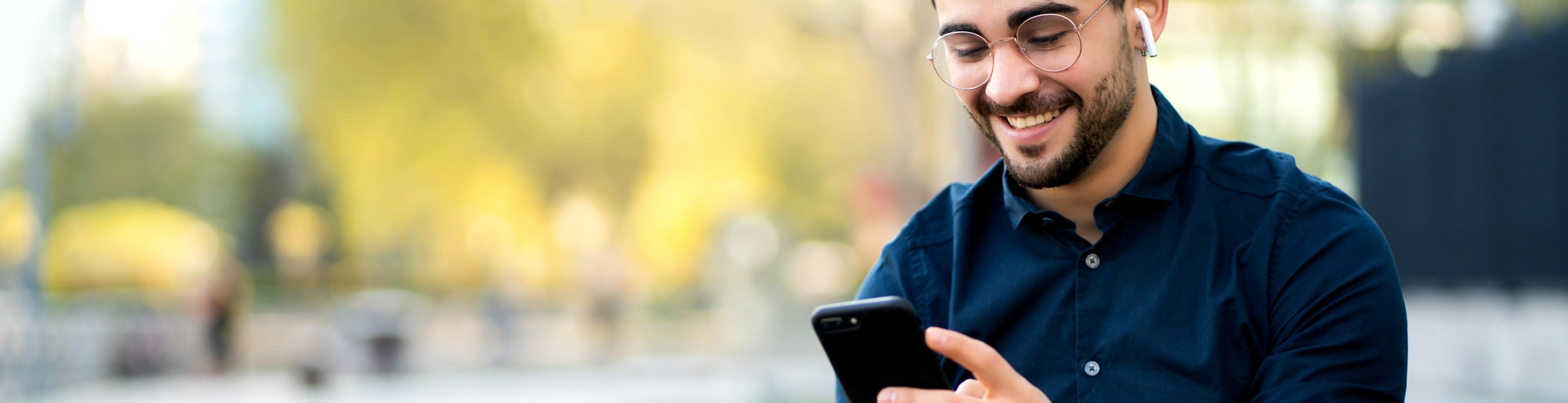 Homem fazendo as contas no celular