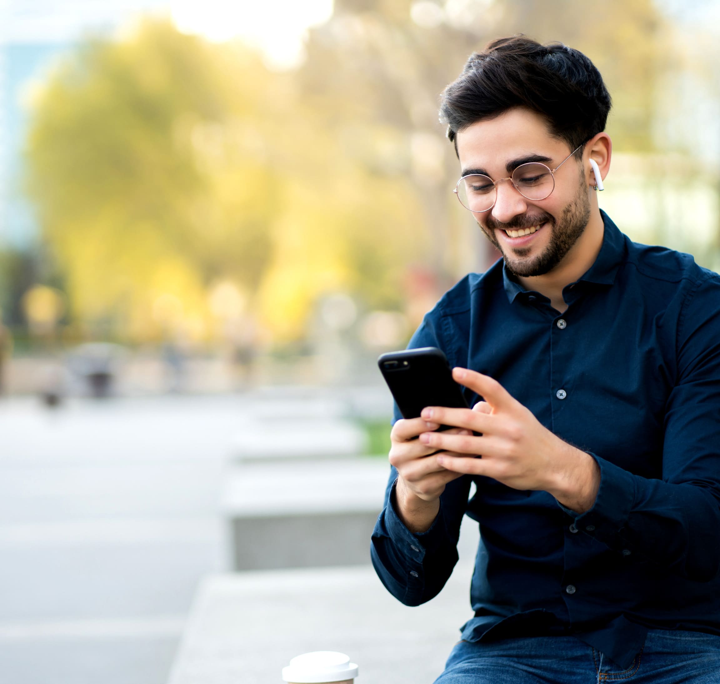 Homem fazendo as contas no celular