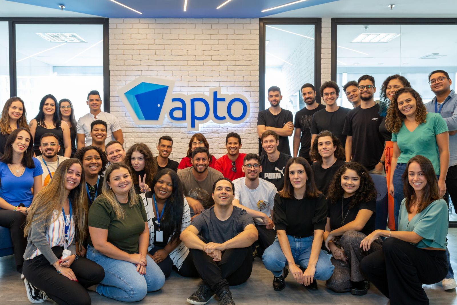 Equipe do Apto com diversos squads, desde vendas até tecnologia